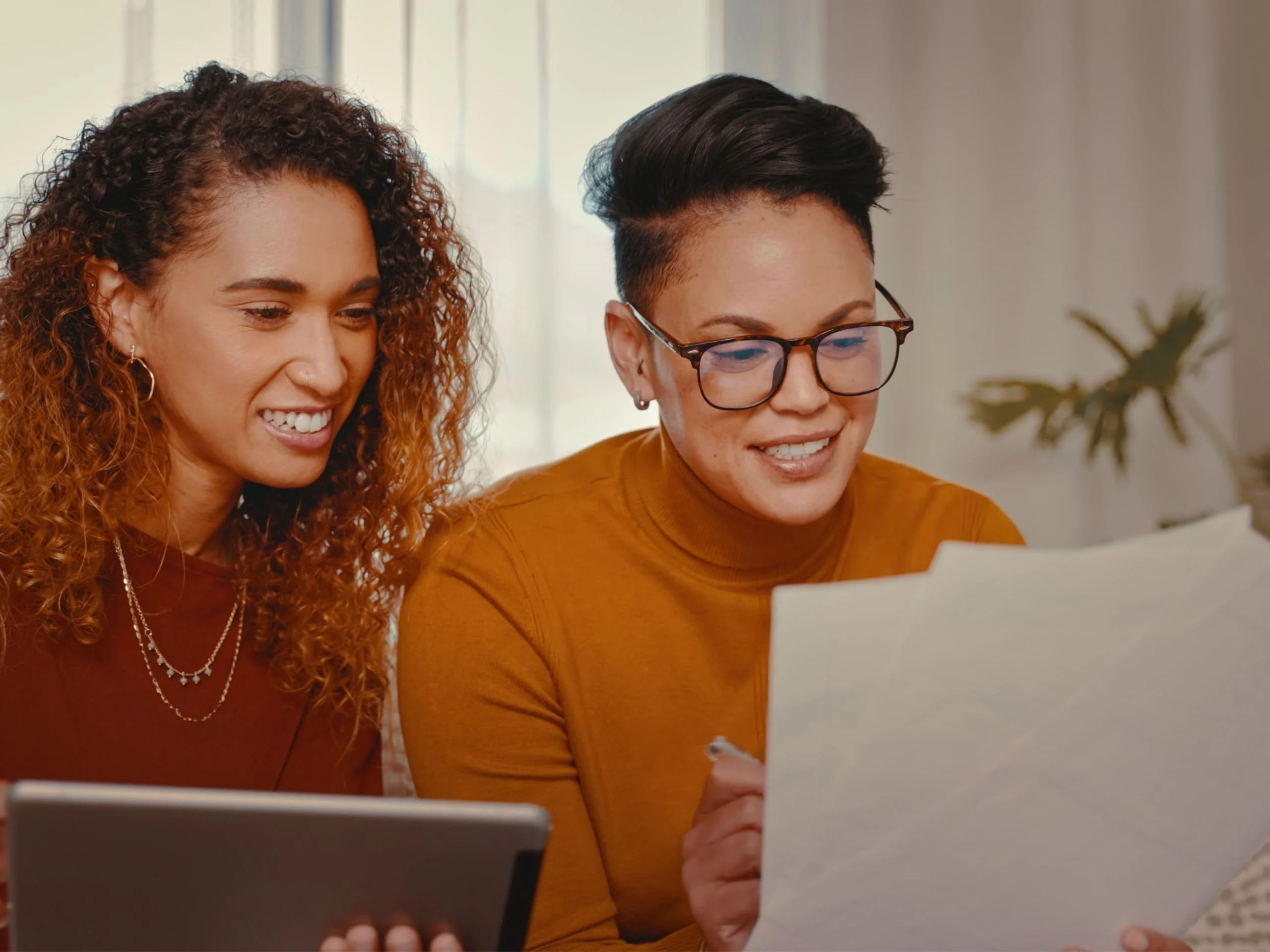 Pareja de mujeres revisando documentos